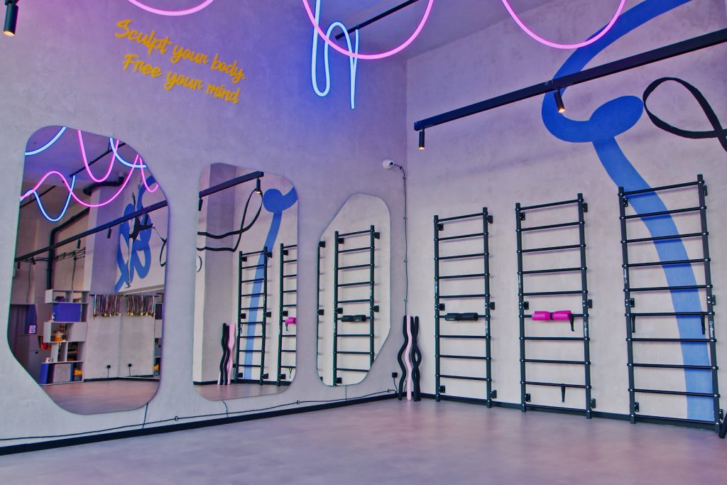 Интериор на залата за стречинг в MS Stretching Studio в София