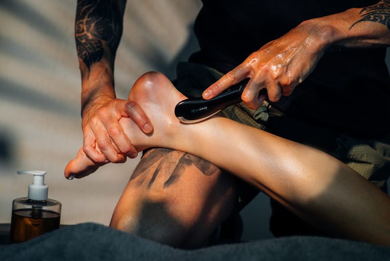 Инструментален IASTM масаж на меките тъкани около глезена и подбедрицата в MS Stretching Studio