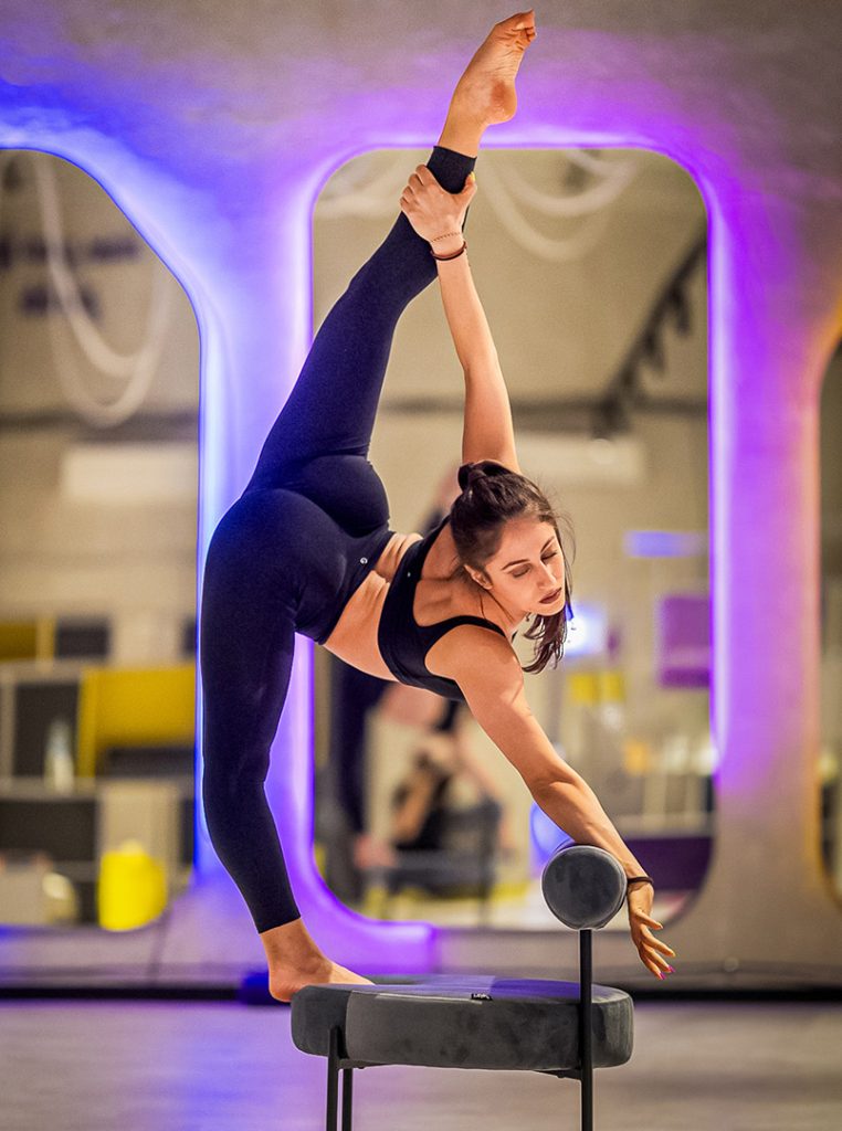 Михаела Савова демонстрира упражнение за мобилност в MS Stretching Studio в София