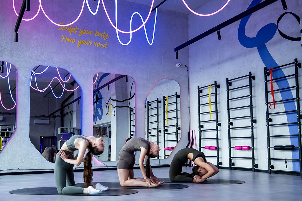Треньорите на MS Stretching Studio показват различни нива на гъвкавост и мобилност