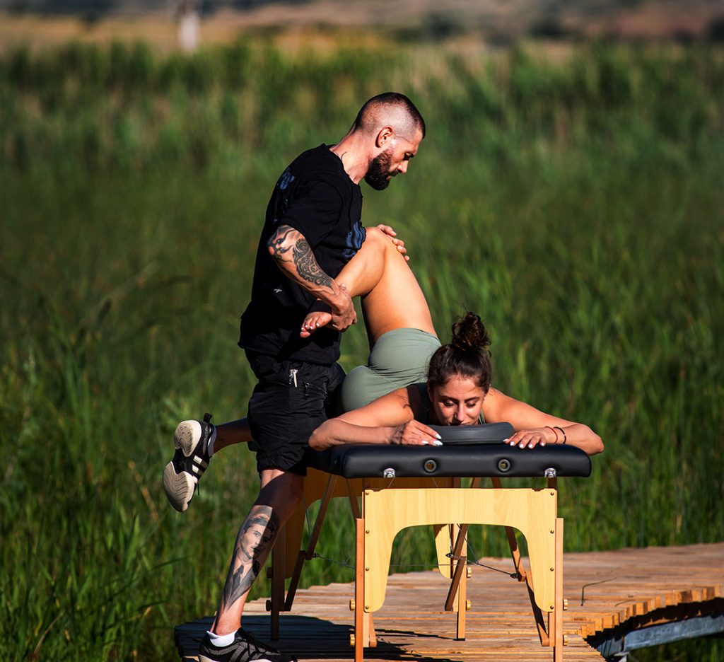 Асистиран стречинг по време на масажна терапия в MS Stretching Studio